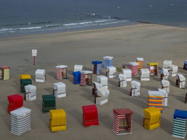 Kuzey Alman deniz adasının sahilinde yaz vergisi.