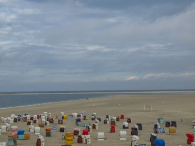 Kuzey Alman deniz adasının sahilinde yaz vergisi.