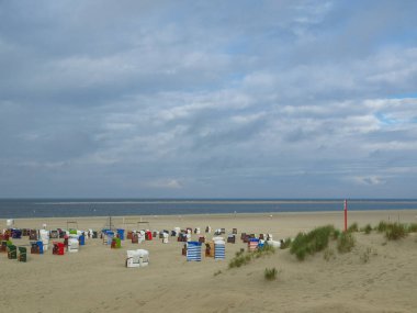 Kuzey Alman deniz adasının sahilinde yaz vergisi.