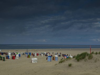 Kuzey Alman deniz adasının sahilinde yaz vergisi.