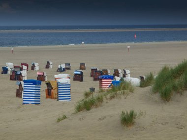 Kuzey Alman deniz adasının sahilinde yaz vergisi.