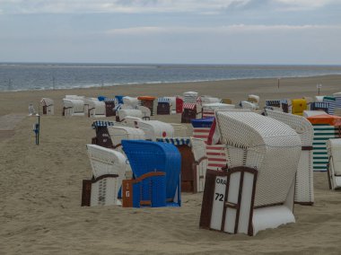Kuzey Alman deniz adasının sahilinde yaz vergisi.