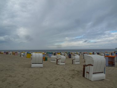 Kuzey Alman deniz adasının sahilinde yaz vergisi.