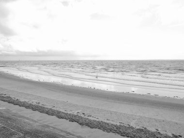 Kuzey Alman deniz adasının sahilinde yaz vergisi.