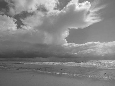 Kuzey Alman deniz adasının sahilinde yaz vergisi.