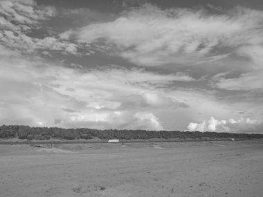 Kuzey Alman deniz adasının sahilinde yaz vergisi.