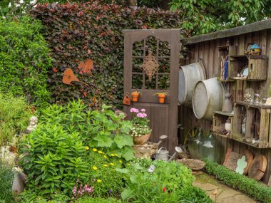 Bahçede yaz çiçekleri