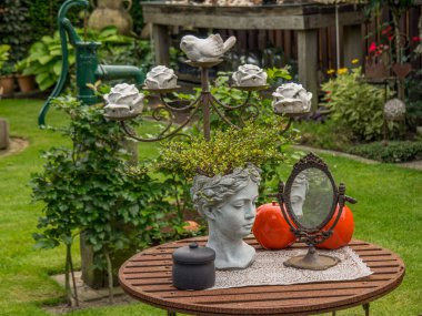 Bahçede yaz çiçekleri