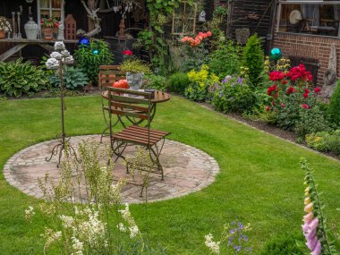 Bahçede yaz çiçekleri