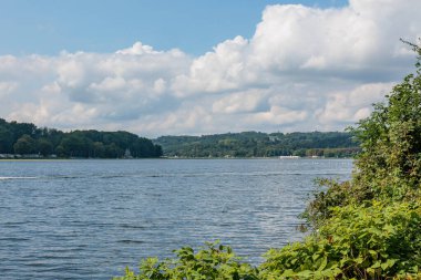 Almanya 'da Essen yakınlarındaki Baldeney Gölü