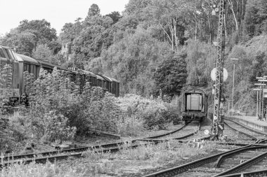 Tarihi bir çevrede eski lokomotifler ve vagonlar