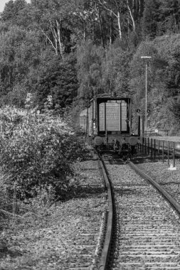 Tarihi bir çevrede eski lokomotifler ve vagonlar