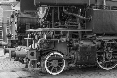 Tarihi bir çevrede eski lokomotifler ve vagonlar