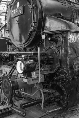 Tarihi bir çevrede eski lokomotifler ve vagonlar