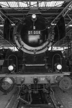 Tarihi bir çevrede eski lokomotifler ve vagonlar