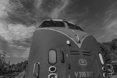 Tarihi bir çevrede eski lokomotifler ve vagonlar