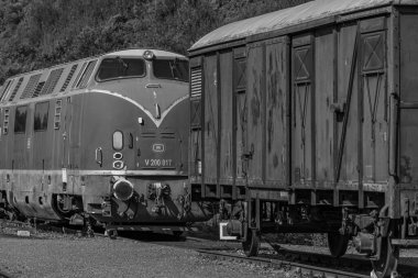 Tarihi bir çevrede eski lokomotifler ve vagonlar