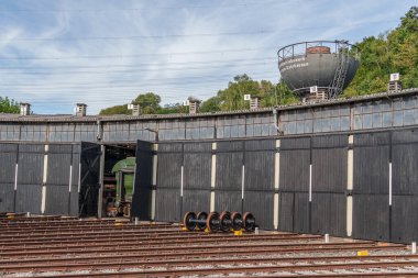 Tarihi bir çevrede eski lokomotifler ve vagonlar