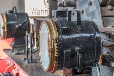 Tarihi bir çevrede eski lokomotifler ve vagonlar