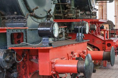 Tarihi bir çevrede eski lokomotifler ve vagonlar