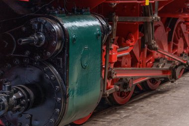 Tarihi bir çevrede eski lokomotifler ve vagonlar