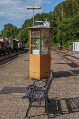 Tarihi bir çevrede eski lokomotifler ve vagonlar