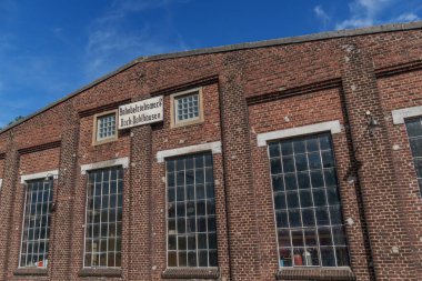 Tarihi bir çevrede eski lokomotifler ve vagonlar