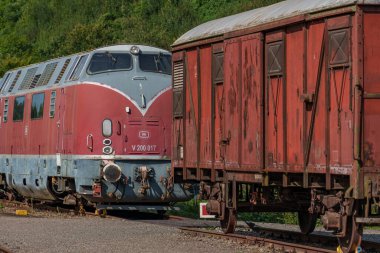 Tarihi bir çevrede eski lokomotifler ve vagonlar