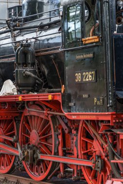 Tarihi bir çevrede eski lokomotifler ve vagonlar