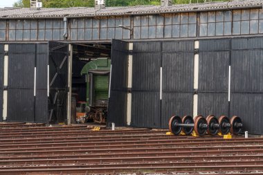 Tarihi bir çevrede eski lokomotifler ve vagonlar