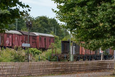 Tarihi bir çevrede eski lokomotifler ve vagonlar