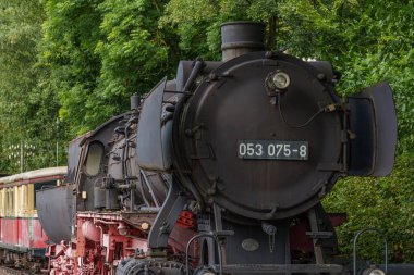 Tarihi bir çevrede eski lokomotifler ve vagonlar