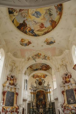 Göl kenarındaki çiçekler.