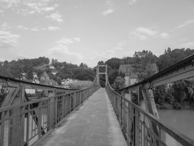 Tuna nehrinden geçeceğiz.