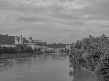 Tuna nehrinden geçeceğiz.
