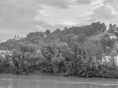 Tuna nehrinden geçeceğiz.