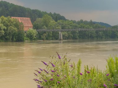 Tuna nehrinden geçeceğiz.