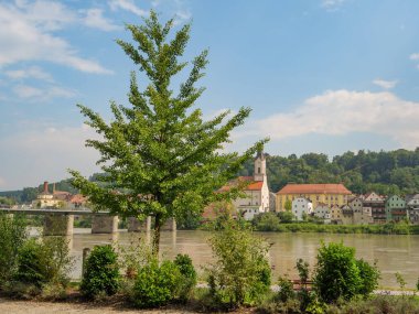Tuna nehrinden geçeceğiz.