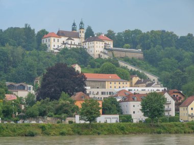 Tuna nehrinden geçeceğiz.
