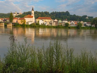 Tuna nehrinden geçeceğiz.
