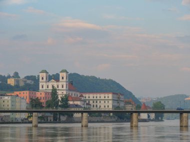Tuna nehrinden geçeceğiz.