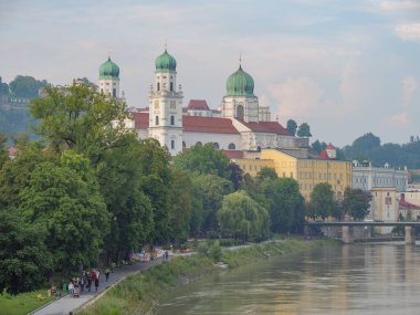 Tuna nehrinden geçeceğiz.