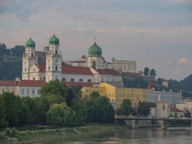 Tuna nehrinden geçeceğiz.
