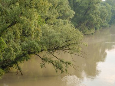 Tuna nehrinden geçeceğiz.