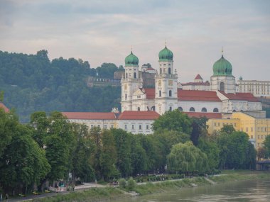 Tuna nehrinden geçeceğiz.