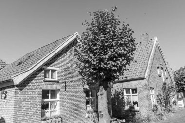 Ditzum köyü Almanya 'daki ems nehrinin orada.