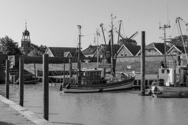 Ditzum köyü Almanya 'daki ems nehrinin orada.