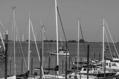 Ditzum köyü Almanya 'daki ems nehrinin orada.