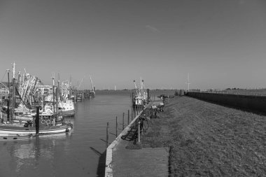 Ditzum köyü Almanya 'daki ems nehrinin orada.