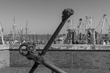 Ditzum köyü Almanya 'daki ems nehrinin orada.